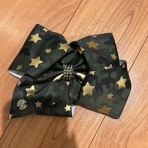 JoJo Siwa camo bow with gold stars